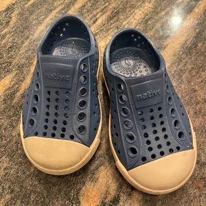 Native toddler size 4 Jefferson shoe